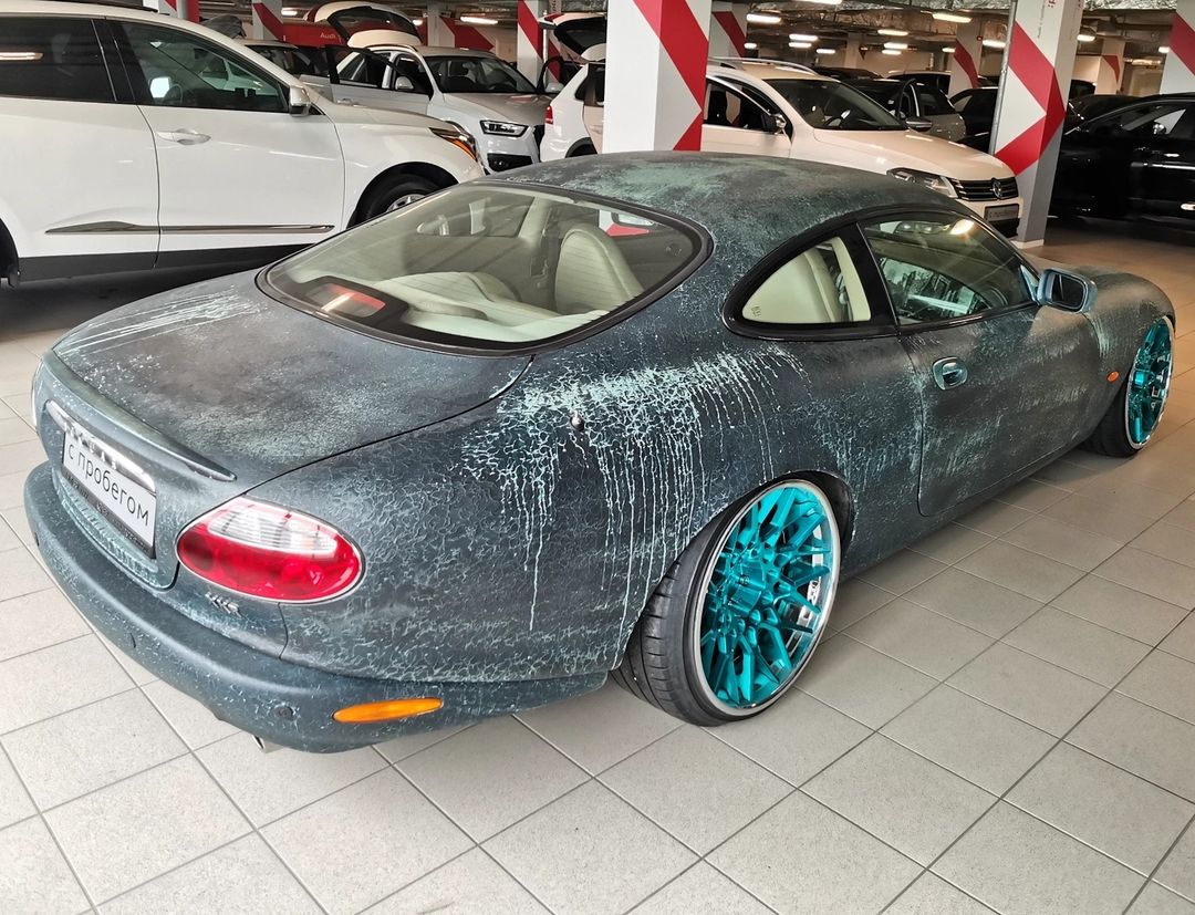 Забавный Jaguar XKR  2000 г.в.